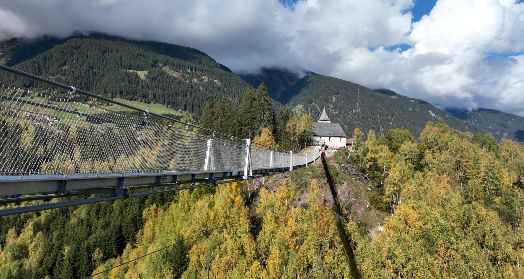 Hängebrücke La Pendenta (Foto: © Sedrun Disentis Tourismus SA) Hängebrücke La Pendenta Disentis Sedrun