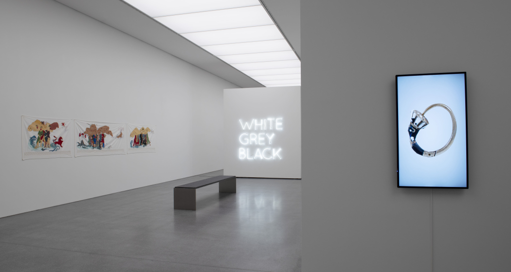 Jubiläumsausstellung im Bündner Kunstmuseum mit Werken von Gözde Ilkin (links), Bethan Huws (hinten Mitte) und Notta Caflisch (rechts) (Foto: © Bündner Kunstmuseum Chur) Saalansicht des Bündner Kunstmuseums mit Werken von Gözde Ilkin (links), Bethan Huws (hinten Mitte) und Notta Caflisch (rechts)