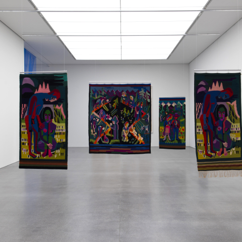 Die Raum-Inszenierung erfolgte durch Kueng Caputo (Foto: © Bündner Kunstmuseum) Diverse Bildteppiche von Lise Gujer nach Entwürfen von Ernst Ludwig Kirchner