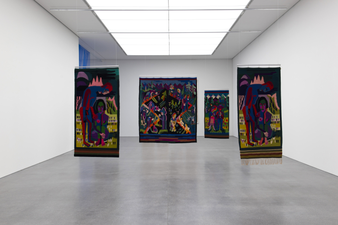 L'allestimento dello spazio è stato realizzato da Kueng Caputo (Foto: © Bündner Kunstmuseum) Diversi arazzi dipinti di Lise Gujer su disegni di Ernst Ludwig Kirchner