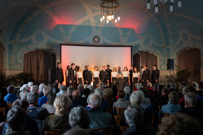 L'ensemble vocal Incantanti en la chasa da cura a Bravuogn