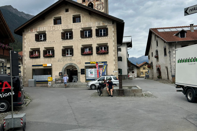 Destinationsbesuch Bergün Filisur (Foto: © graubünden Cultura) Dorfplatz in Bergün