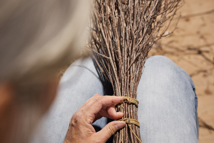 Besenbinden Kurs im Hotel medelina (Foto: © Daniela Kienzler) Besenbinden Kurs im Hotel medelina