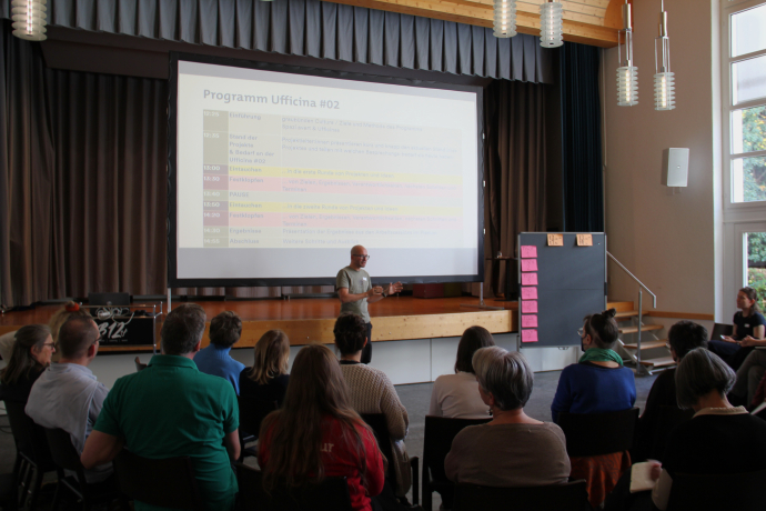 Kaspar Howald stellt Programm der Ufficina #02 vor