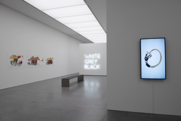 Saalansicht des Bündner Kunstmuseums mit Werken von Gözde Ilkin (links), Bethan Huws (hinten Mitte) und Notta Caflisch (rechts)